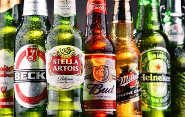 Çeşitli küresel bira markalarının şişe