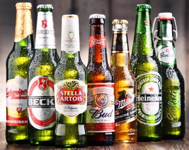 Çeşitli küresel bira markalarının şişe