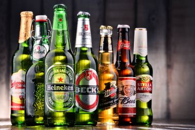 Çeşitli küresel bira markalarının şişe