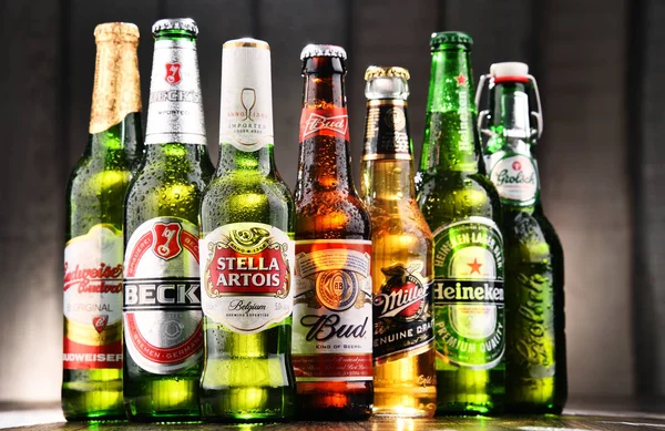 Butelki różne piwa globalnych marek — Zdjęcie stockowe