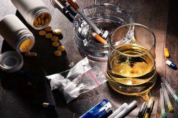 Sustancias adictivas, incluyendo alcohol, cigarrillos y drogas —  Fotos de Stock