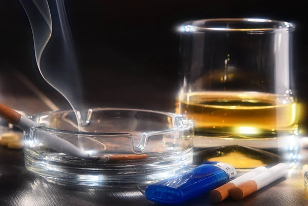 Substances addictives, y compris l'alcool et les cigarettes — Photo