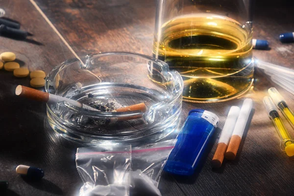 Затягивающие вещества, включая алкоголь, сигареты и наркотики — стоковое фото