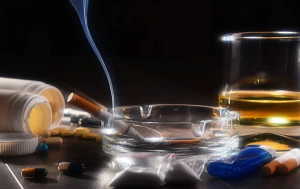Sustancias adictivas, incluyendo alcohol, cigarrillos y drogas — Foto de Stock