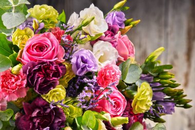 Çiçek buketi ile kompozisyon