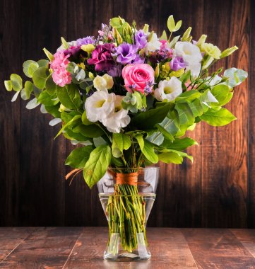 Çiçek buketi ile kompozisyon