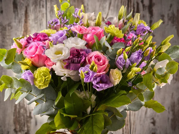 Çiçek buketi ile kompozisyon