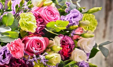 Çiçek buketi ile kompozisyon