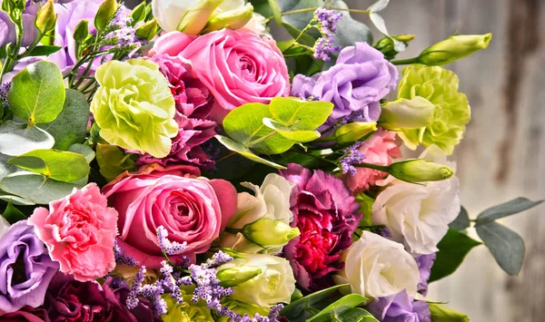 Çiçek buketi ile kompozisyon