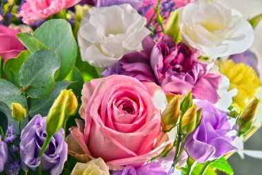 Çiçek buketi ile kompozisyon