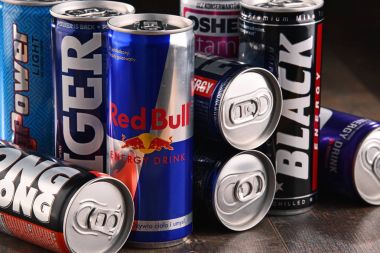 Çeşitli küresel enerji içecek ürünleri bidon