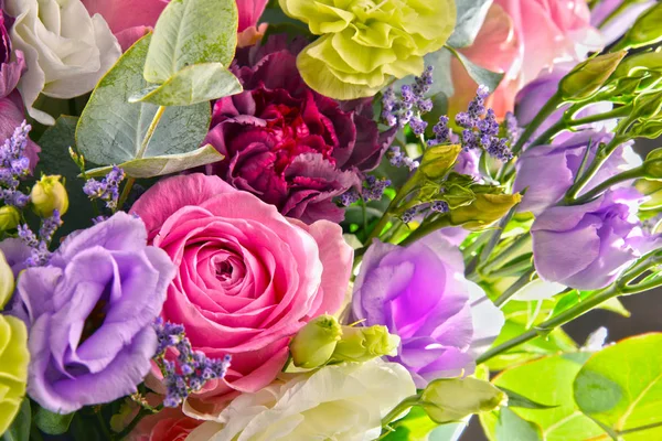 Çiçek buketi ile kompozisyon