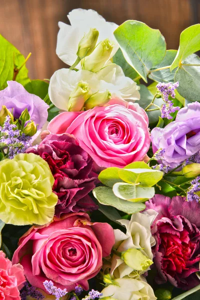 Çiçek buketi ile kompozisyon