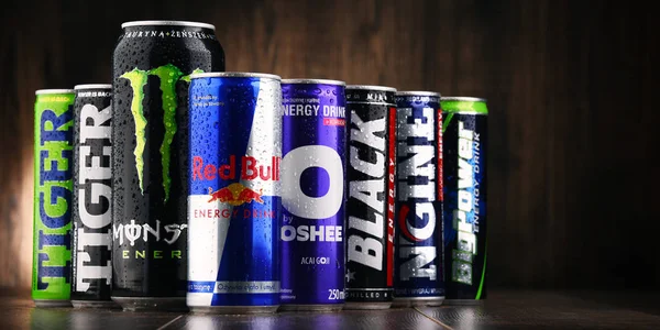 Dosen mit verschiedenen globalen Energy-Drink-Produkten — Stockfoto