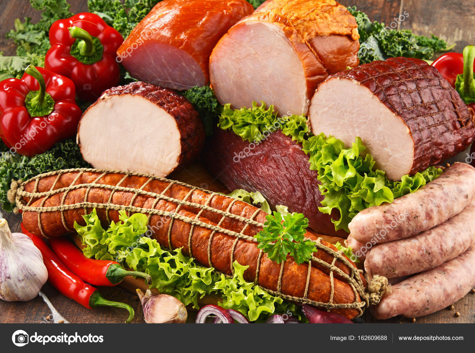 Jambon ve sosis dahil çeşitli et ürünleri. Stok fotoğrafçılık Jambon ve sosis dahil çeşitli et ürünleri. Stok fotoğrafçılık