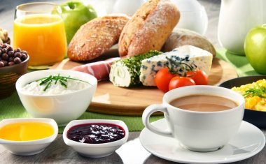 Kahve, peynir, tahıl gevrekleri ve çırpılmış yumurta ile Kahvaltı
