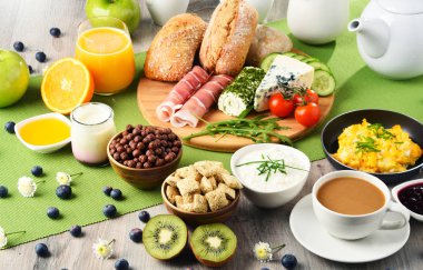 Kahve, peynir, tahıl gevrekleri ve çırpılmış yumurta ile Kahvaltı