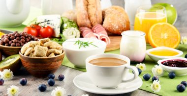 Kahve, peynir, tahıl gevrekleri ve çırpılmış yumurta ile Kahvaltı