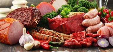 Jambon ve sosis dahil çeşitli et ürünleri.