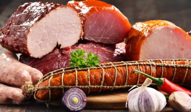 Jambon ve sosis dahil çeşitli et ürünleri.