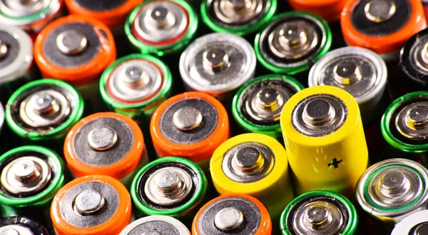 Samenstelling met alkalische batterijen. Chemisch afval — Stockfoto