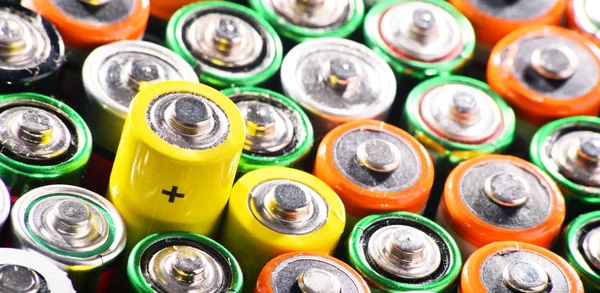 Samenstelling met alkalische batterijen. Chemisch afval — Stockfoto