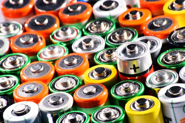 Samenstelling met alkalische batterijen. Chemisch afval — Stockfoto