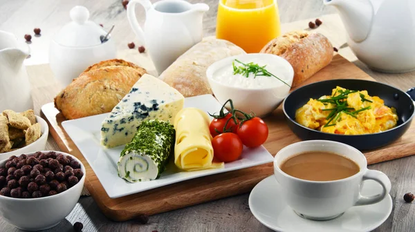 Desayuno servido con café, queso, cereales y huevos revueltos —  Fotos de Stock