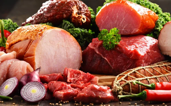 Variedad de productos cárnicos, incluido jamón y salchichas —  Fotos de Stock