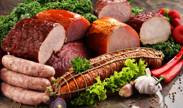 Vielfalt an Fleischprodukten einschließlich Schinken und Wurst — Stockfoto