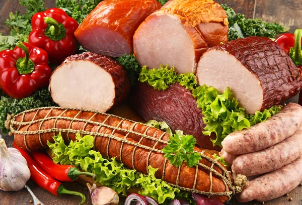 Разнообразие мясных продуктов, включая ветчину и колбасы — стоковое фото