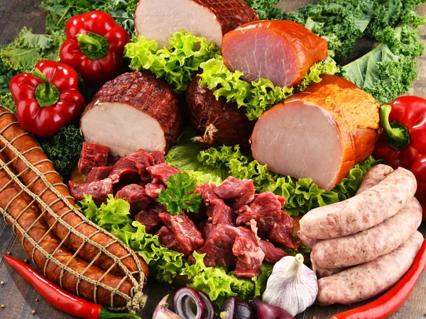 Різноманітність м'ясних продуктів, включаючи шинку та сосиски — стокове фото