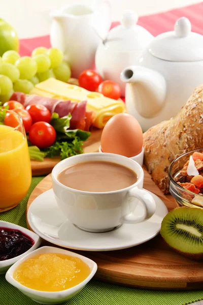 Πρωινό με καφέ, χυμό πορτοκαλιού, αυγά και φρούτα — Φωτογραφία Αρχείου