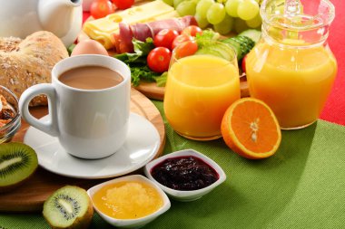 Kahve, portakal suyu, yumurta ve meyve ile Kahvaltı