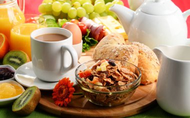 Kahve, portakal suyu, yumurta ve meyve ile Kahvaltı
