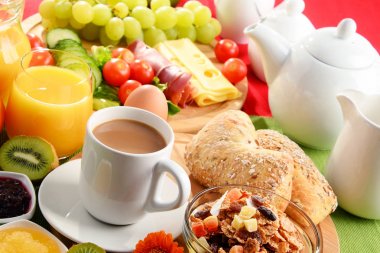 Kahve, portakal suyu, yumurta ve meyve ile Kahvaltı