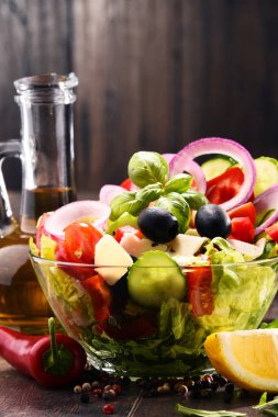 Sebze salatalı kompozisyon. Dengeli diyet