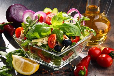 Sebze salatalı kompozisyon. Dengeli diyet