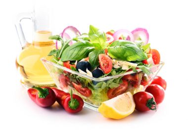 Sebze salatalı kompozisyon. Dengeli diyet