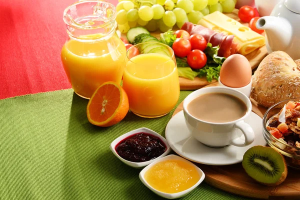 Frühstück mit Kaffee, Orangensaft, Ei und Obst — Stockfoto