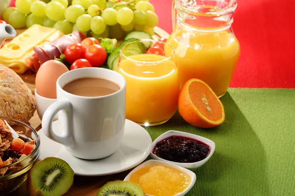 Petit déjeuner servi avec café, jus d'orange, oeuf et fruits — Photo