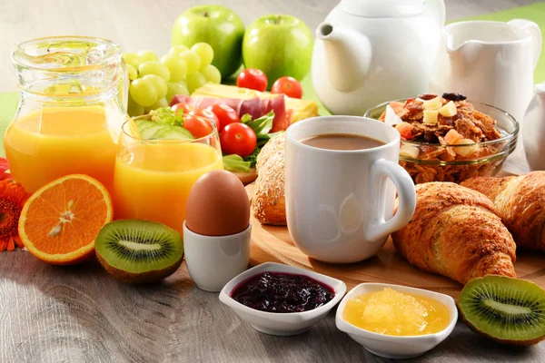 Śniadanie z kawa, sok pomarańczowy, jaja i owoce — Zdjęcie stockowe