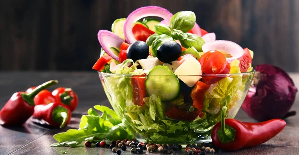 Composición con ensaladera de verduras. Dieta equilibrada — Foto de Stock