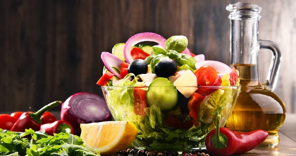 야채 샐러드 그릇 과 함께 먹는다. 균형잡힌 식사 — 스톡 사진
