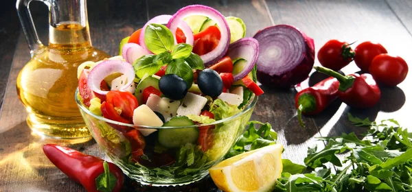 Composição com tigela de salada vegetal. Dieta equilibrada — Fotografia de Stock