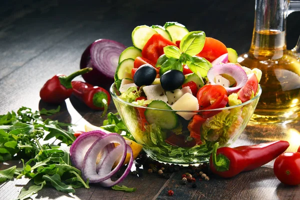 野菜サラダボウルと組成。バランスの取れた食事 — ストック写真