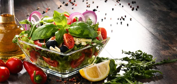 Composizione con insalatiera vegetale. Dieta equilibrata — Foto Stock