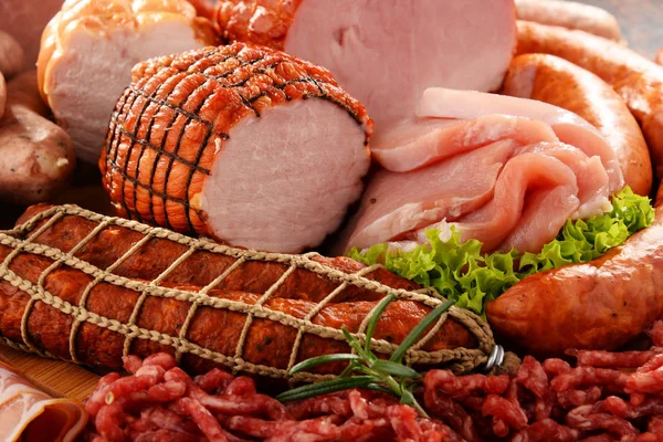 Produtos à base de carne, incluindo presunto e salsichas — Fotografia de Stock