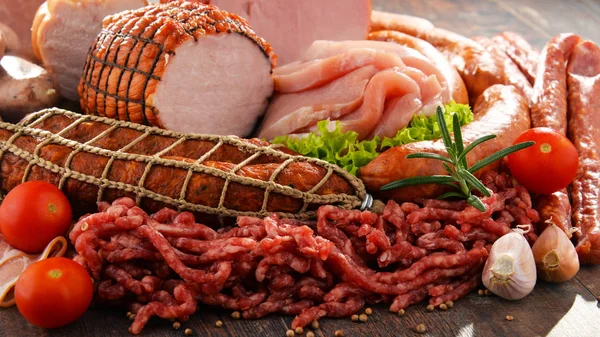 Húsipari termékek, beleértve a sonkát és a kolbászt — Stock Fotó