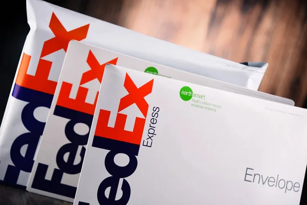 Envelopes e encomendas FedEx — Fotografia de Stock